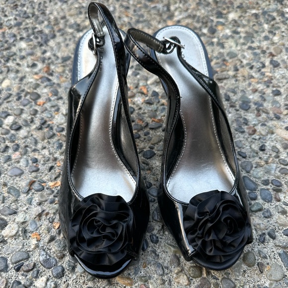Findi heels with flower detail, size 7, black - Picture 1 of 7